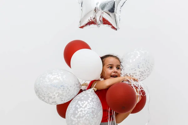Fröhliches Kleines Mädchen Mit Bunten Luftballons — Stockfoto