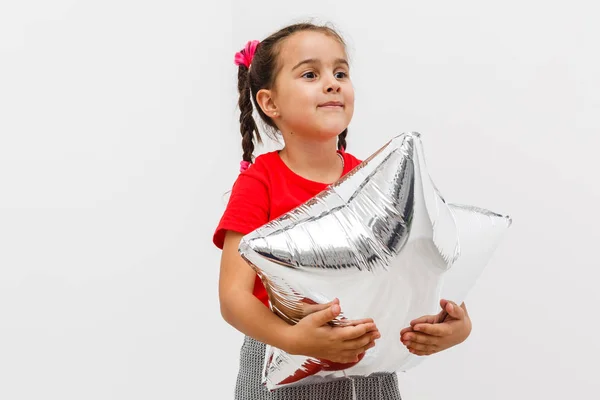 Fröhliches Kleines Mädchen Mit Sternförmigem Luftballon — Stockfoto