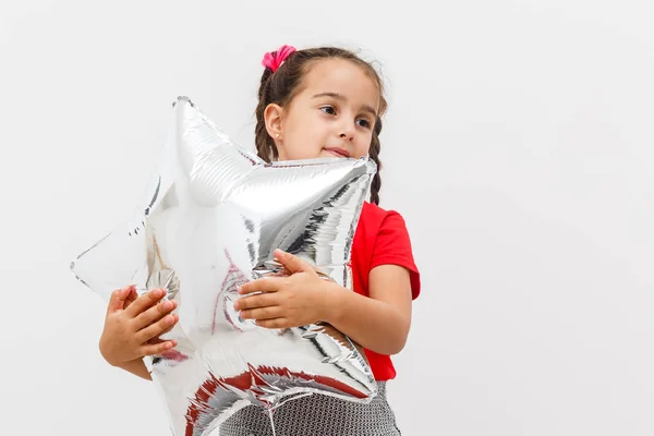 Fröhliches Kleines Mädchen Mit Sternförmigem Luftballon — Stockfoto