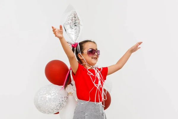 Fröhliches Kleines Mädchen Mit Bunten Luftballons — Stockfoto