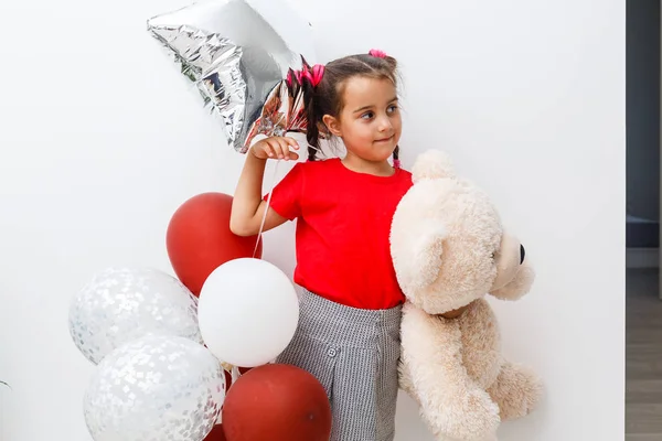 Retrato Menina Alegre Sorridente Com Ursinho Pelúcia Balões Coloridos — Fotografia de Stock