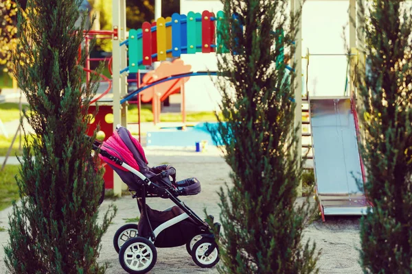 Kinderwagen Tegen Speeltuin — Stockfoto