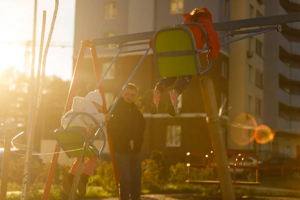 Twee Meisjes Swingen Schommel Zonnige Dag Speeltuin — Stockfoto