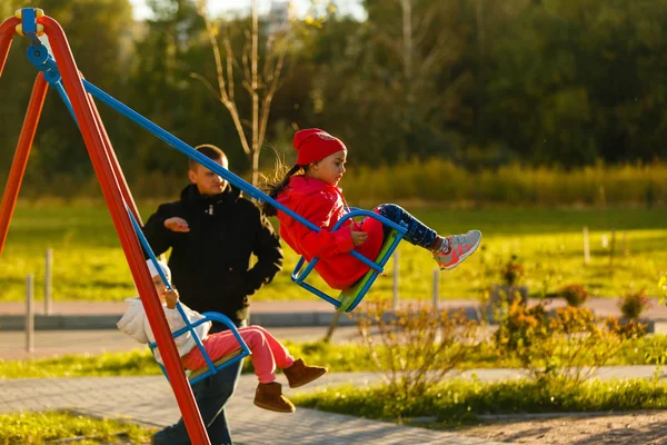 Twee Meisjes Swingen Schommel Zonnige Dag Speeltuin — Stockfoto