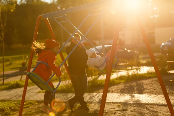 Twee Meisjes Swingen Schommel Zonnige Dag Speeltuin — Stockfoto