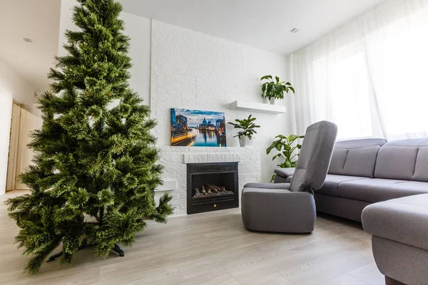 Árvore Natal Acolhedora Sala Estar Com Lareira Pedra Branca Conceito — Fotografia de Stock