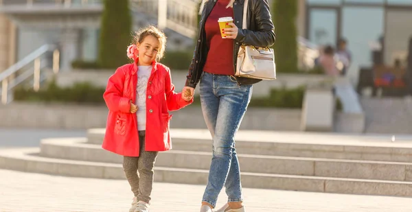 Ung Mamma Och Dotter Promenader Urban Stad — Stockfoto