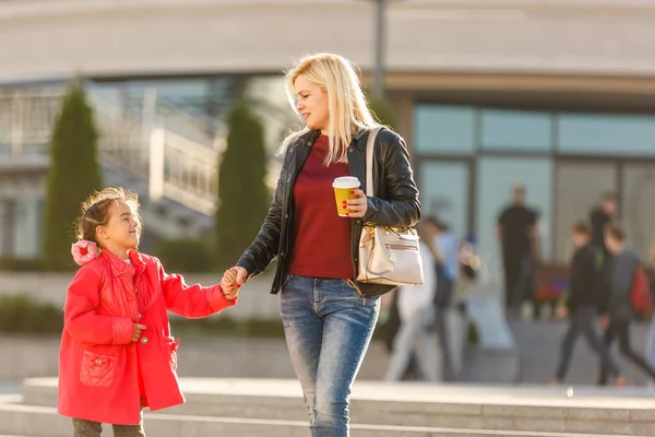 Giovane Madre Figlia Piedi Nella Città Urbana — Foto Stock