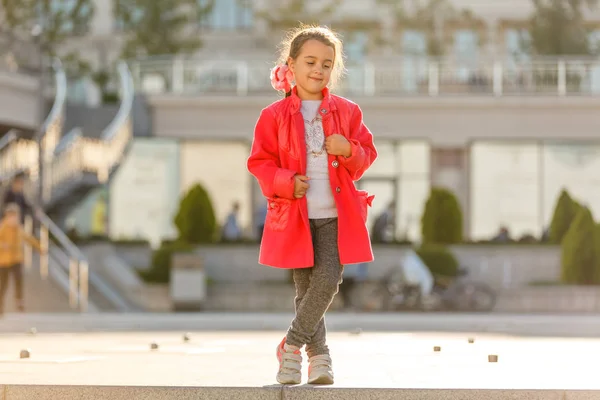 Menina Casaco Vermelho Andando Ensolarada Rua Cidade — Fotografia de Stock