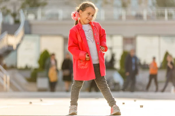 Menina Casaco Vermelho Andando Ensolarada Rua Cidade — Fotografia de Stock