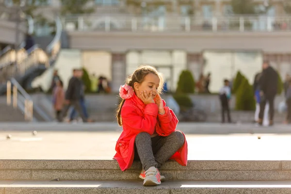 Kleines Mädchen Rotem Mantel Spaziert Sonniger Stadtstraße — Stockfoto