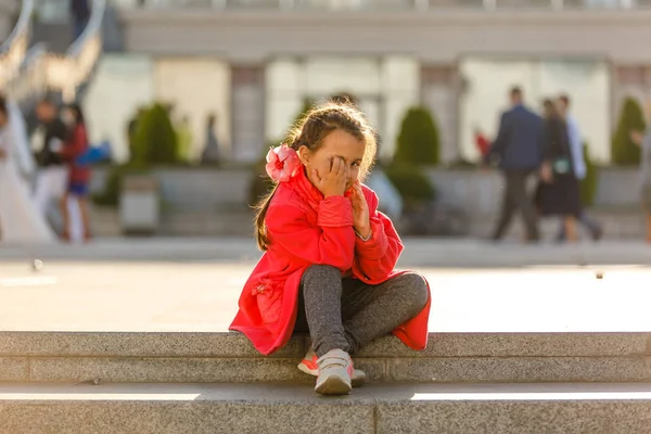 Lilla Flickan Röd Kappa Promenader Soliga Stad Gatan — Stockfoto