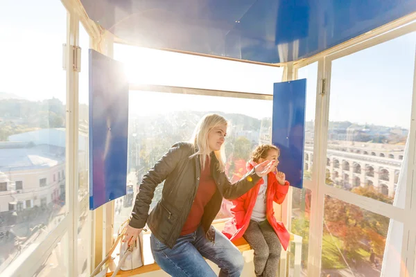 Glückliche Mutter Und Tochter Genießen Die Gemeinsame Zeit Der Kabine — Stockfoto