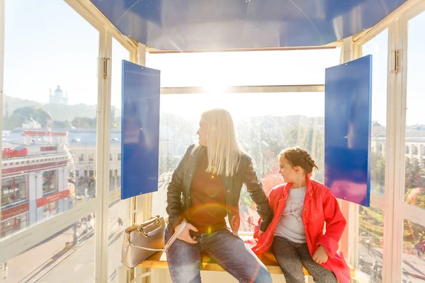 Glückliche Mutter Und Tochter Genießen Die Gemeinsame Zeit Der Kabine — Stockfoto