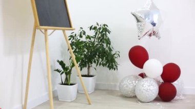 Okul yazı tahtası beyaz odada beyaz ve kırmızı balonlar