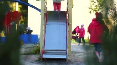Oyun parkında oynayan iki okul öncesi kız 