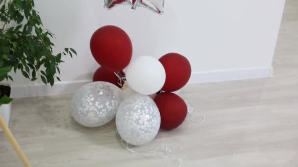 Balões Brancos Vermelhos Com Quadro Negro Escolar Sala Branca — Vídeo de Stock