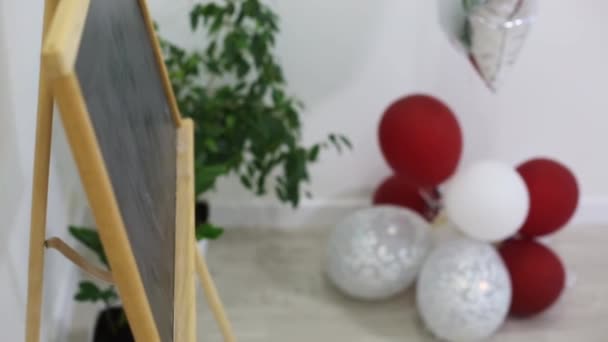 Balões Brancos Vermelhos Com Quadro Negro Escolar Sala Branca — Vídeo de Stock