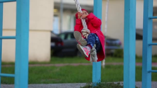 Vorschulmädchen Rotem Mantel Spielt Auf Spielplatz — Stockvideo