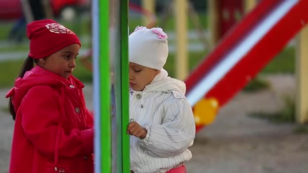 Zwei Vorschulmädchen Spielen Auf Spielplatz — Stockvideo