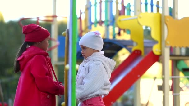 Zwei Vorschulmädchen Spielen Auf Spielplatz — Stockvideo