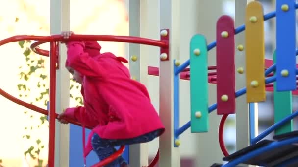 Дошкольница Красном Пальто Играет Детской Площадке — стоковое видео