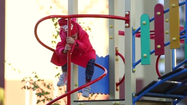 Vorschulmädchen Rotem Mantel Spielt Auf Spielplatz — Stockvideo