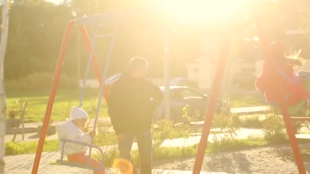 Dos Chicas Balanceándose Columpio Día Soleado Parque Infantil — Vídeo de stock