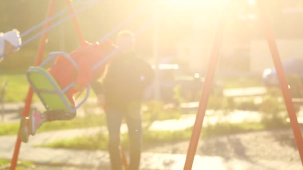Zwei Mädchen Schaukeln Sonnigem Tag Auf Kinderspielplatz Auf Schaukel — Stockvideo