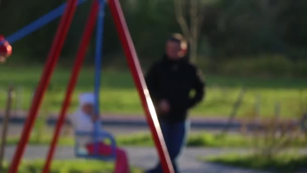 Zwei Mädchen Schwingen Sonnigen Tagen Auf Schaukel Auf Kinderspielplatz Verschwommener — Stockvideo
