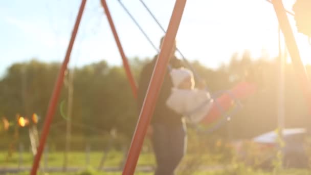 Zwei Mädchen Schaukeln Sonnigem Tag Auf Kinderspielplatz Auf Schaukel — Stockvideo