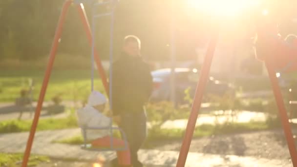 Dos Chicas Balanceándose Columpio Día Soleado Parque Infantil — Vídeo de stock