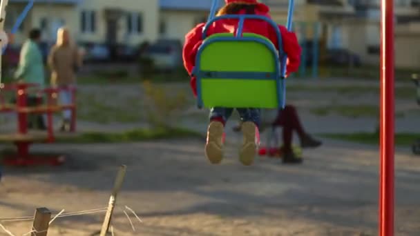 Kız Çocuk Oyun Alanı Üzerinde Güneşli Günde Salıncak Üzerinde Sallanan — Stok video