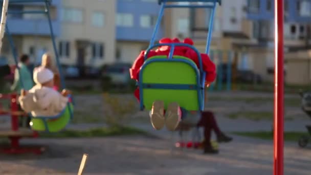 Zwei Mädchen Schaukeln Sonnigem Tag Auf Kinderspielplatz Auf Schaukel — Stockvideo