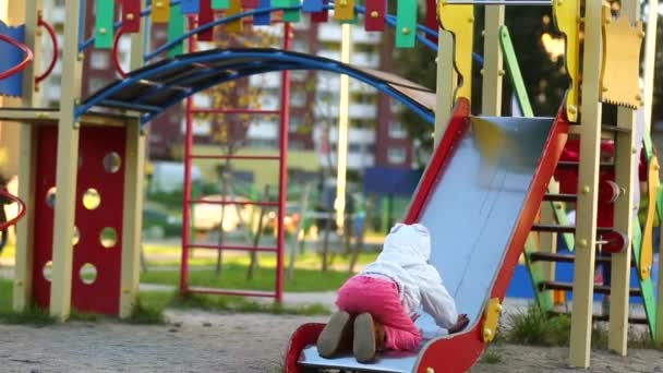 Deux Filles Âge Préscolaire Jouant Sur Aire Jeux — Video