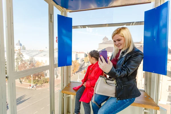 Feliz Madre Hija Disfrutando Mientras Pasan Tiempo Juntos Cabina Gran — Foto de Stock