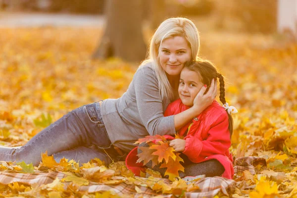 Anne Kızı Sonbahar Sarı Parkta Eğleniyor — Stok fotoğraf