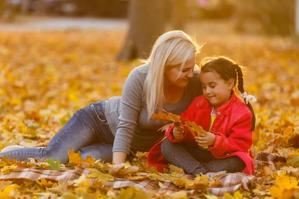 母女俩在秋黄公园玩得开心 — 图库照片