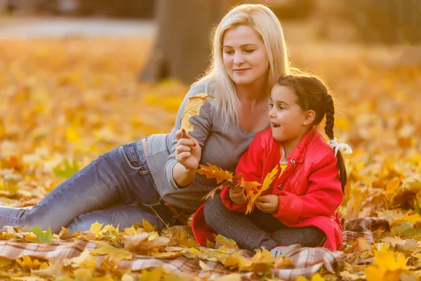 Mãe Filha Divertindo Outono Parque Amarelo — Fotografia de Stock