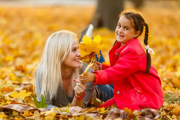 Anne Kızı Sonbahar Sarı Parkta Eğleniyor — Stok fotoğraf