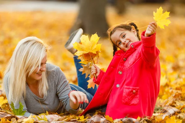 Mãe Filha Divertindo Outono Parque Amarelo — Fotografia de Stock