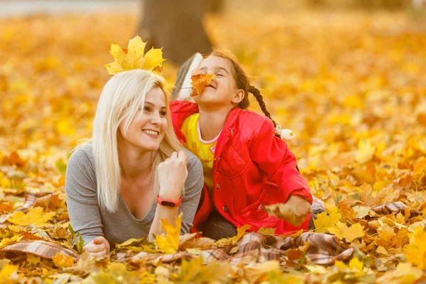 Anne Kızı Sonbahar Sarı Parkta Eğleniyor — Stok fotoğraf