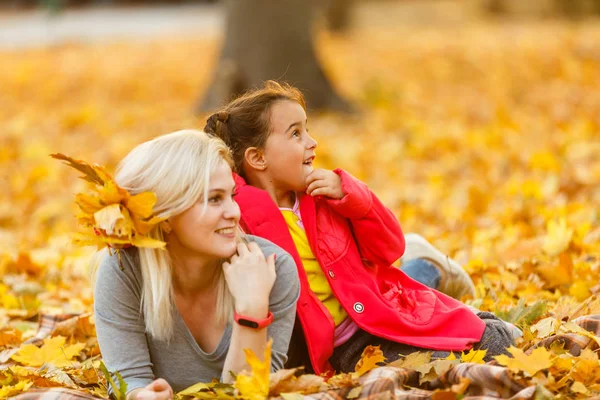 Madre Figlia Divertono Nel Parco Giallo Autunno — Foto Stock