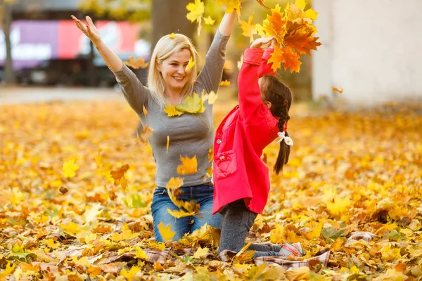 Mãe Filha Divertindo Outono Parque Amarelo — Fotografia de Stock