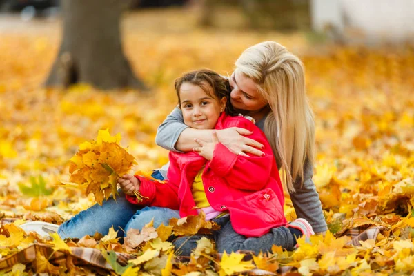 Anne Kızı Sonbahar Sarı Parkta Eğleniyor — Stok fotoğraf