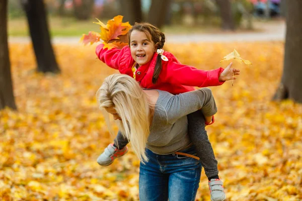 Мать Дочь Веселятся Осеннем Желтом Парке — стоковое фото