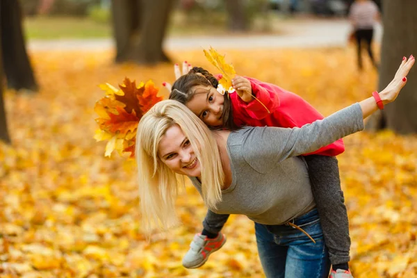 Madre Figlia Divertono Nel Parco Giallo Autunno — Foto Stock