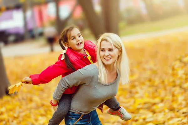 母女俩在秋黄公园玩得开心 — 图库照片