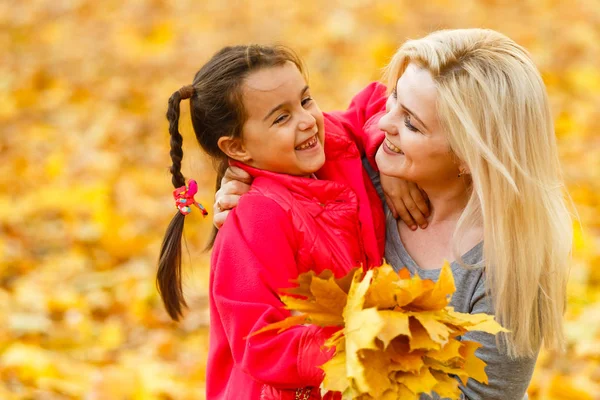 Madre Figlia Divertono Nel Parco Giallo Autunno — Foto Stock