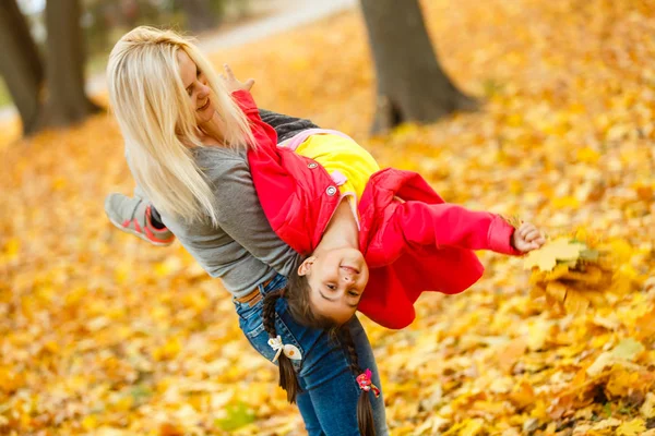 Anne Kızı Sonbahar Sarı Parkta Eğleniyor — Stok fotoğraf